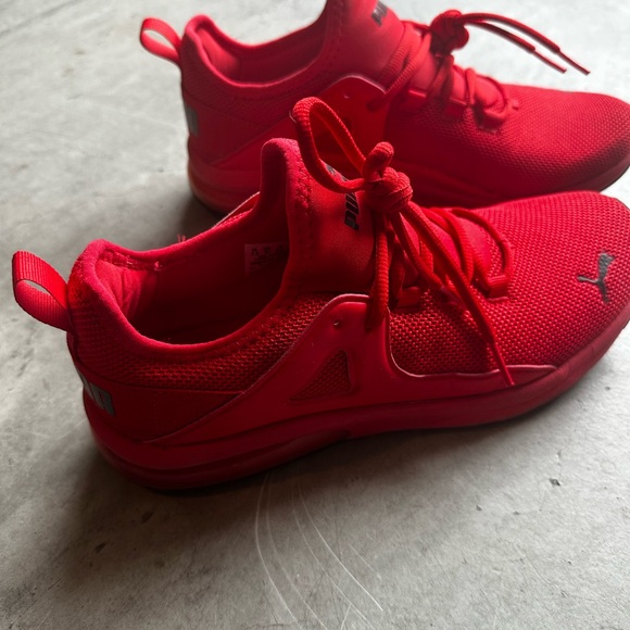 Red puma tennis shoes - Picture 2 of 4